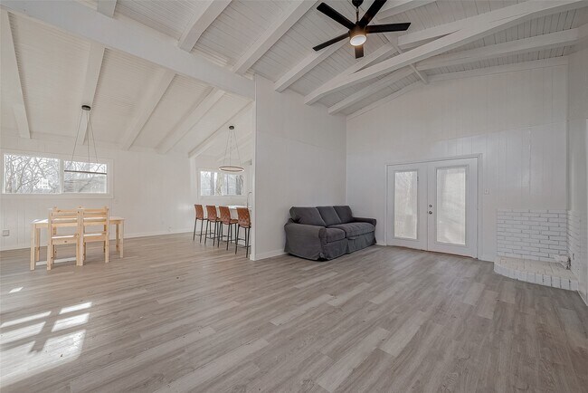 Foto del edificio - 492 Trinity Rd