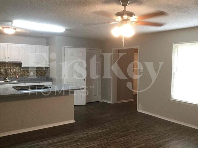 Building Photo - 604 Circleview Dr