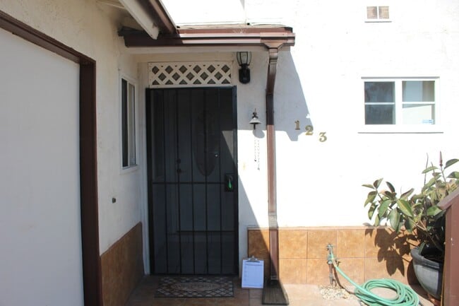 Foto del edificio - Frontier Dr.