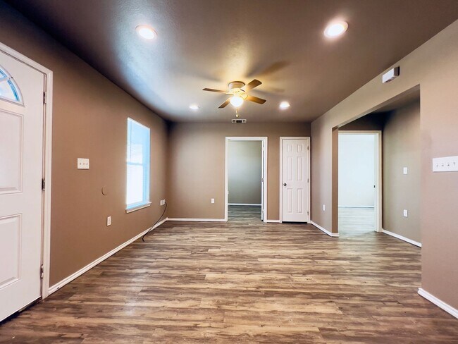 Foto del edificio - MOVE-IN SPECIAL: Stylish 3-Bedroom Duplex ...