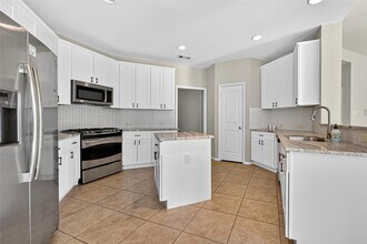 Building Photo - 2606 Waterbrook Ln