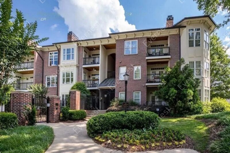 Foto principal - 828 Highland Ln NE