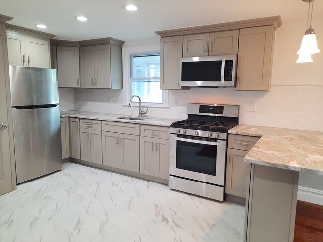 Modern kitchen - 65 Washburn St