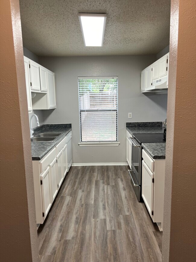 Foto del edificio - 9713 Village Briar