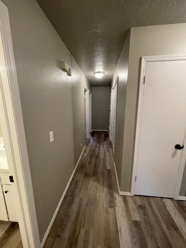 Building Photo - Updated 3-bedroom, 1-bath duplex located on a quiet street in West Norman