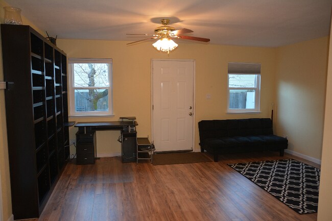 Building Photo - 2260 W Steele Ln