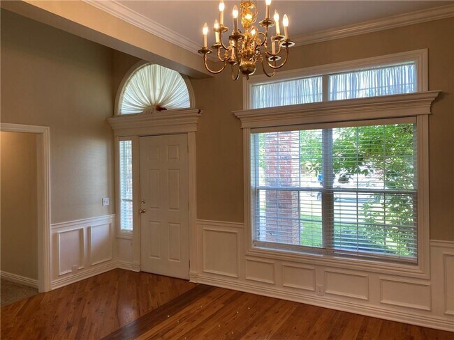 Building Photo - 304 Coachlight Dr