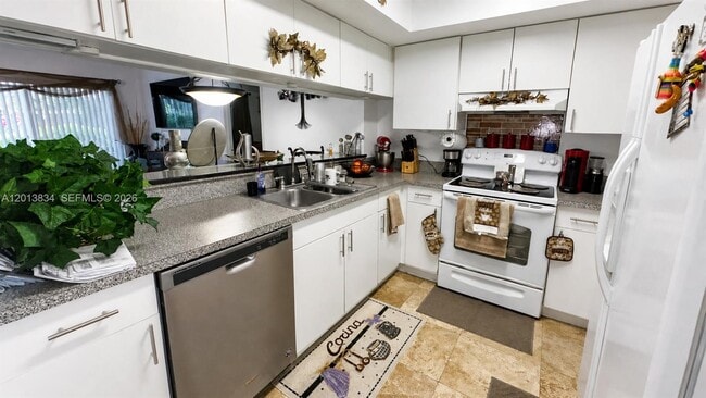 Foto del edificio - 460 S Park Rd
