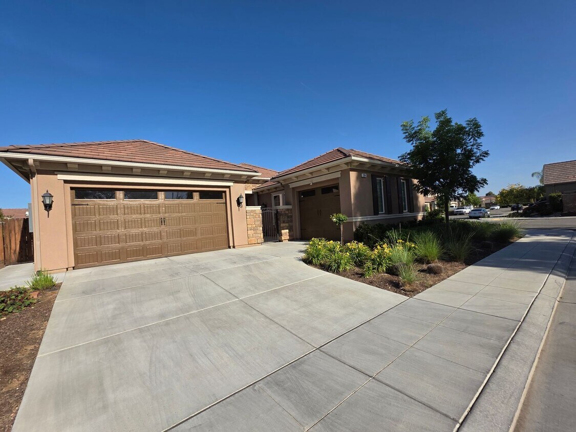 Foto principal - Gorgeous 3 bd. & 3 bath Home with a pool i...