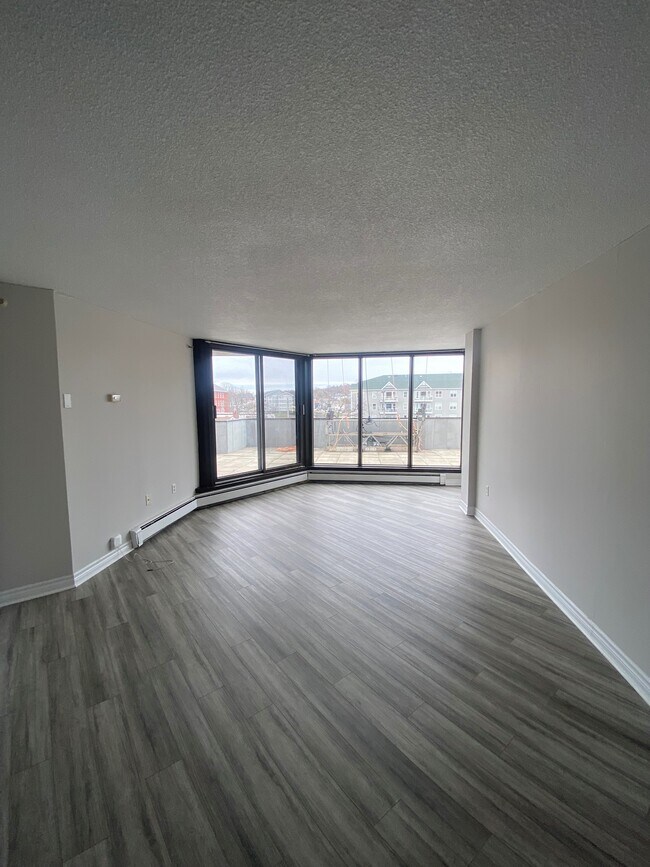 Photo du bâtiment - WELCOME TO THE SEACOAST TOWER - ONE BEDROOM APARTMENT AVAILABLE