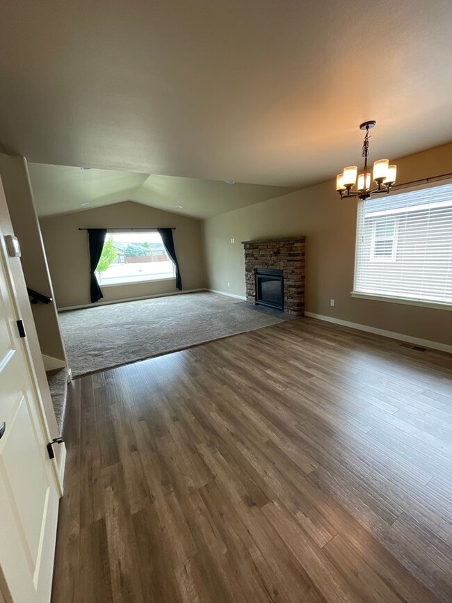 Foto del edificio - 3 Bedroom /2.5 bath in Prineville's Iron H...