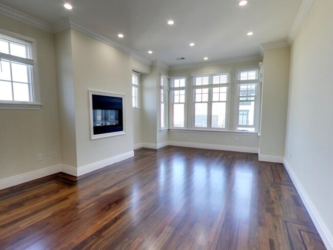 Building Photo - 1121 Green St