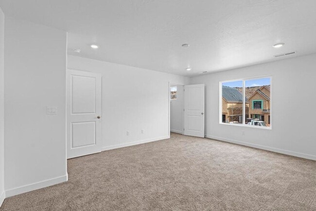 Building Photo - Modern and New 3 Bedroom Townhome in Long ...