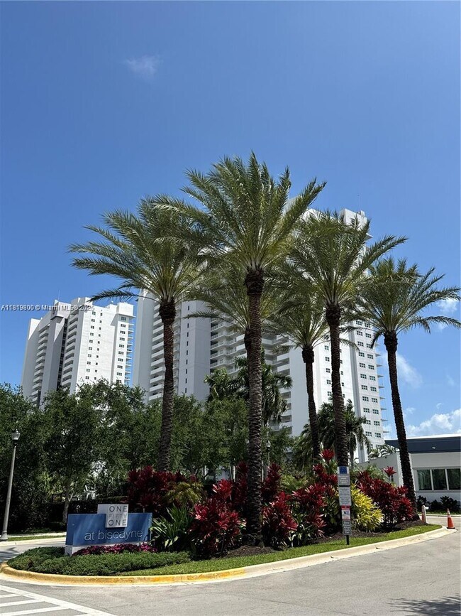 Foto del edificio - 15051 Royal Oaks Ln