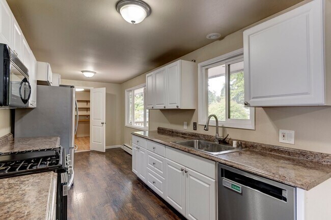 Building Photo - Spacious 4 Bed 2 Bath Home