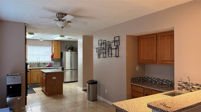 Building Photo - 10310 Hedge Way Dr