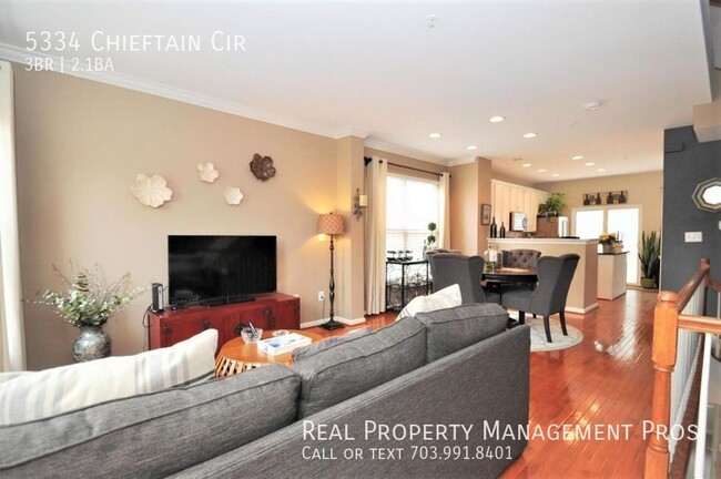 Foto del edificio - Gorgeous 4 Level End Unit in Upscale Windy...