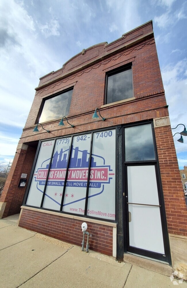 Building Photo - 2742 W Montrose Ave