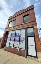 Building Photo - 2742 W Montrose Ave