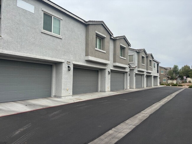 Foto del edificio - Beautiful Gated 3-Bed, 2.5-Bath Townhome in North Las Vegas!
