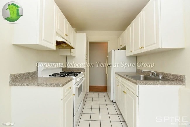 Building Photo - 3060 Crescent St