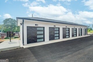 Building Photo - 89 Chateau Dr SE