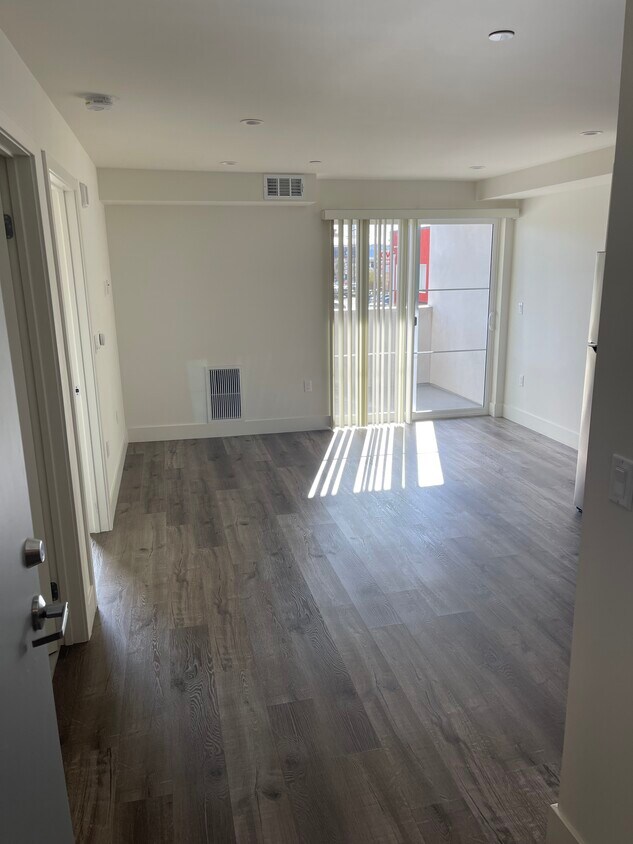 Foto principal - 8548 Reseda Blvd