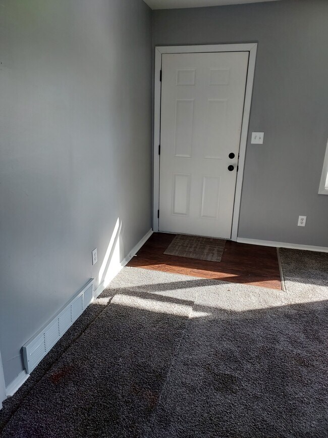 Building Photo - 614 Overland Trl