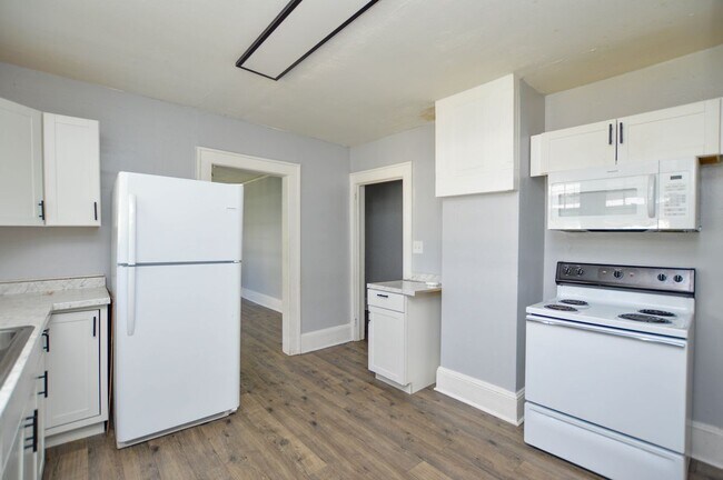 Building Photo - 705 E Lexington Ave