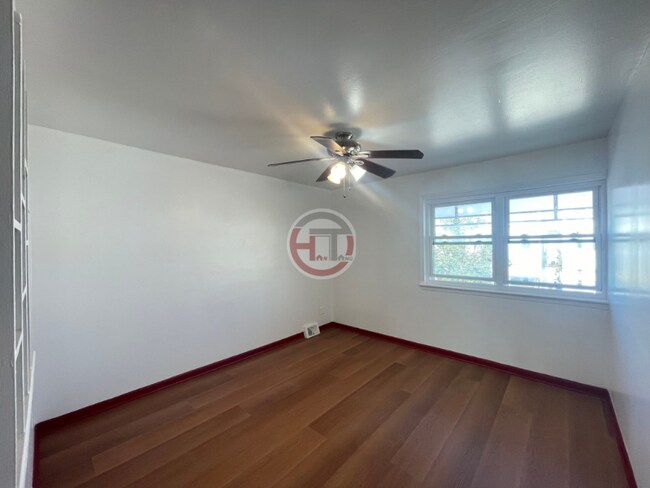 Building Photo - 2420 Maclay Ave