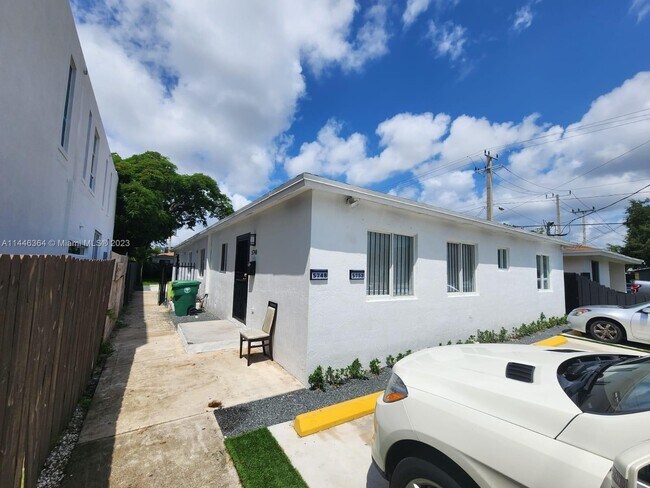 Foto del edificio - 5752 NW 5th Ct