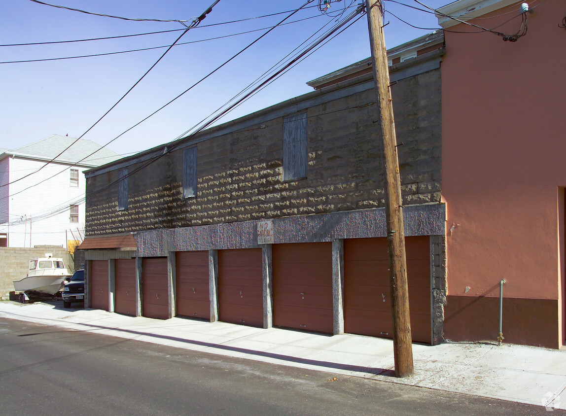 Two-level garage - 321 Union St