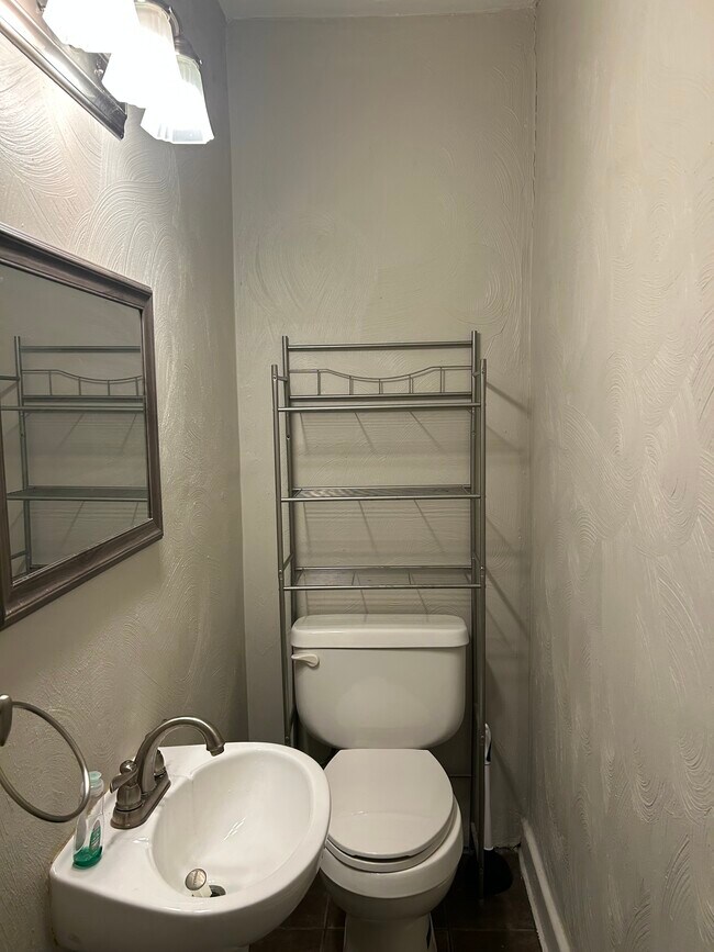 Foto del edificio - 5848 Burchfield Ave