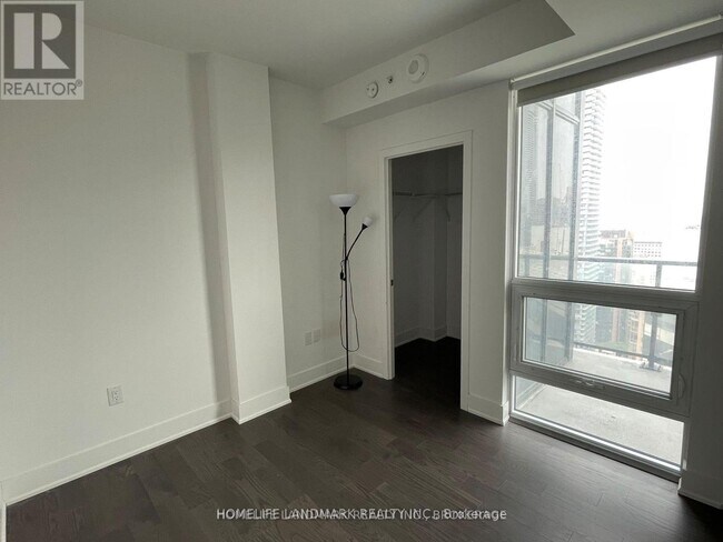 Photo du bâtiment - 955-3955 Bay St.