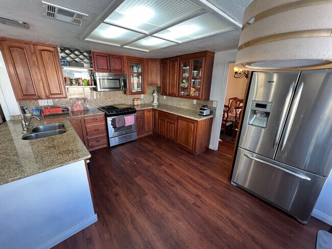 Foto del edificio - 4BD/3BA HOME IN SPRING VALLEY W/ SOLAR, POOL & SPA!