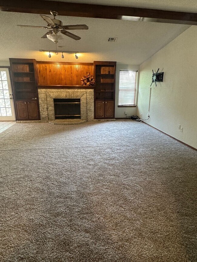 Building Photo - 3 bedroom, 2 bathroom, 2 car garage in Sou...