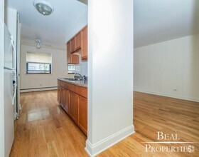 Building Photo - 510 W Briar Pl