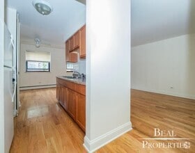 Building Photo - 510 W Briar Pl