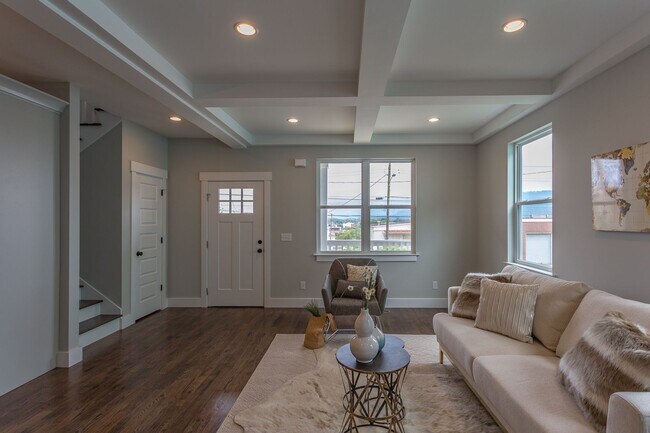 Foto del edificio - 4 bedroom home close to UTC!