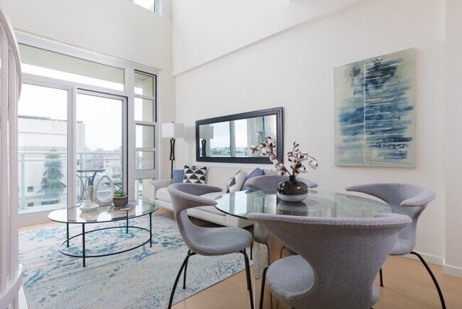 Foto del edificio - Penthouse loft with a private rooftop patio