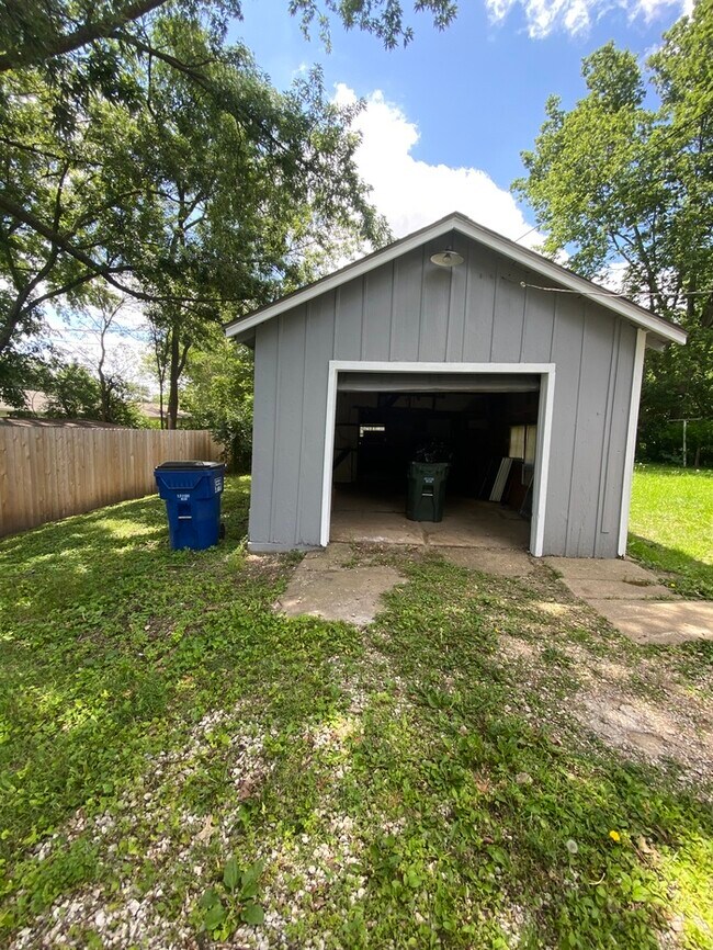 Building Photo - Single Family House in Lawrence
