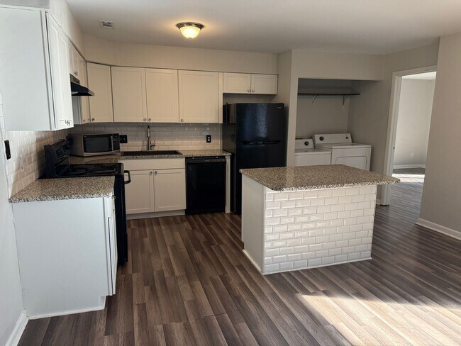 Building Photo - RARE - Finley Forest Gem in Chapel Hill - 2 Bedrooms – Available Dec 1!