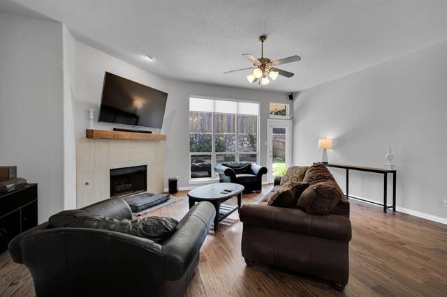 Foto del edificio - 8209 Holly Hock Dr