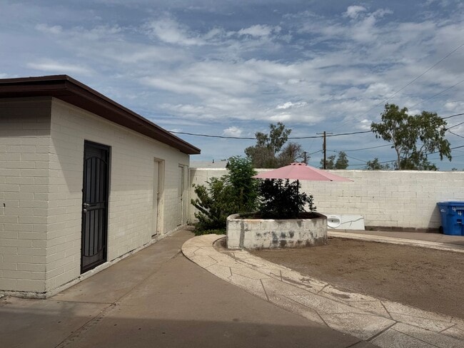 Building Photo - 1 Bedroom Phx. Apartment