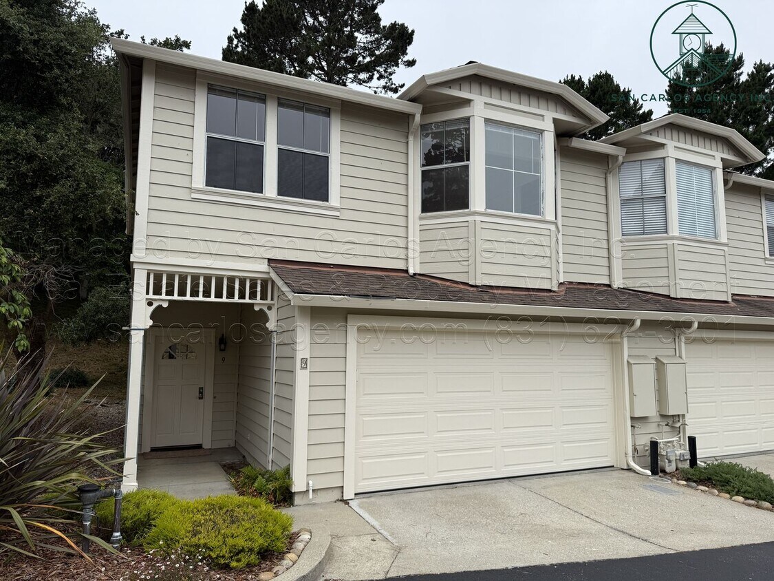 Foto principal - Refreshed Two Bedroom Pacific Grove Townho...