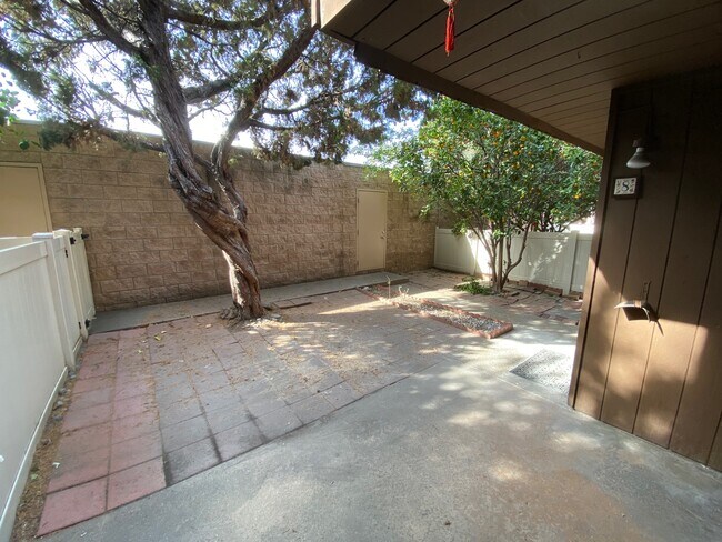 Building Photo - 455 W Duarte Rd