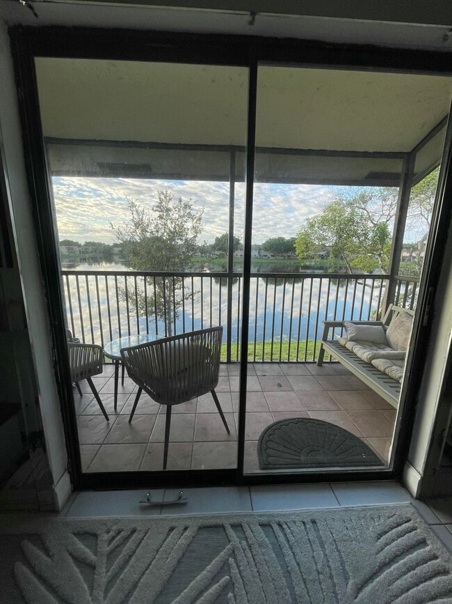 Foto del edificio - 9878 Nob Hill Ct