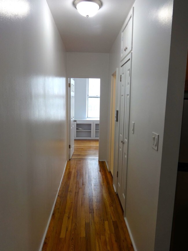 Building Photo - 251 W 26th St
