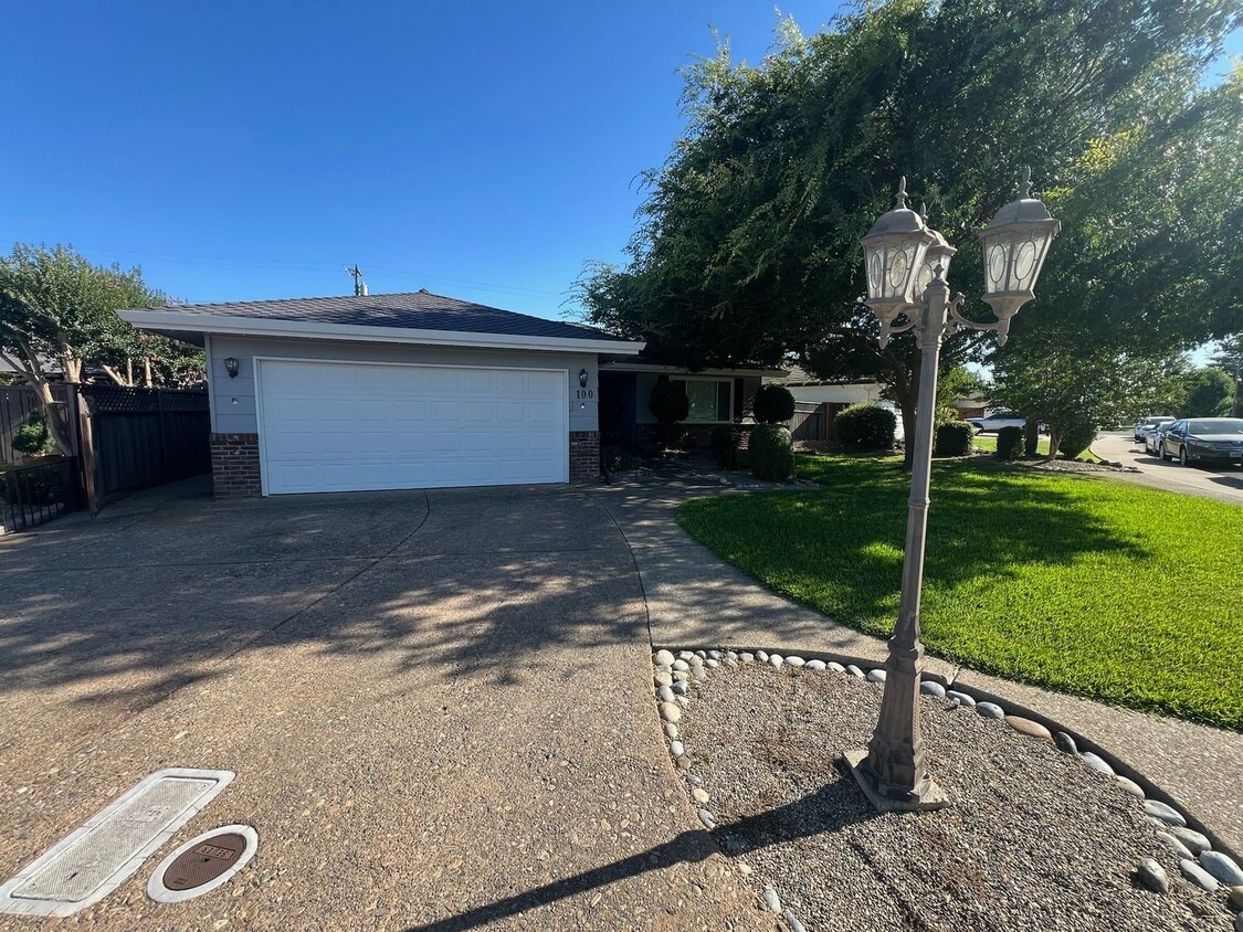 Primary Photo - 100 S Allen Dr