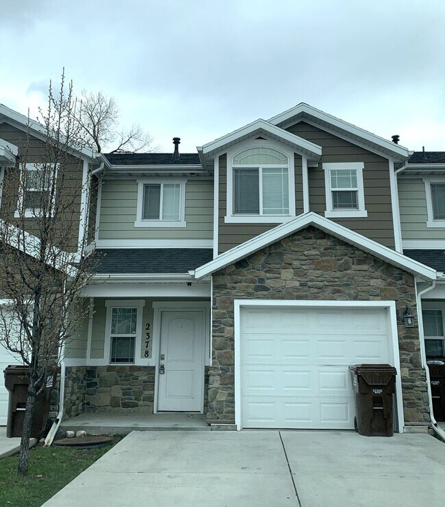 Building Photo - 3 Bed 2.5 Bath Townhome for Rent in West Haven | Modern Living + HOA Amenities